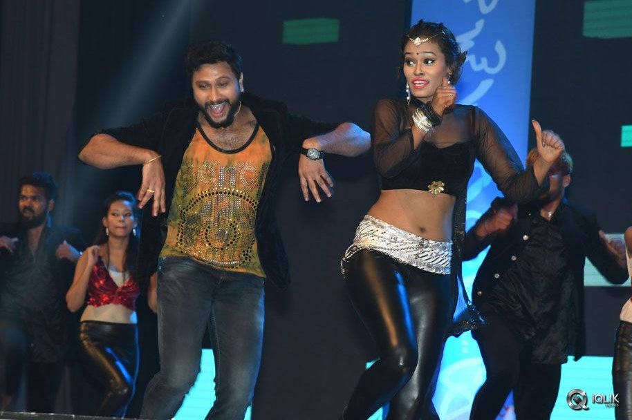 Aatadukundam-Raa-Movie-Audio-Function